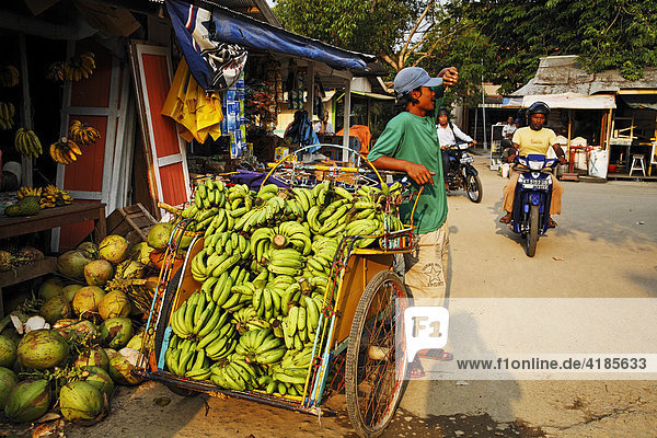 Bananen zum Verkauf  Tenggarong  Ost-Kalimantan  Borneo  Indonesien  Asien