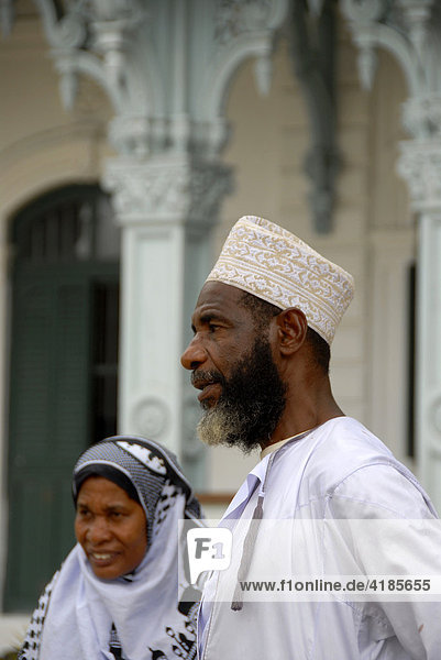 Mann und Frau in traditionell islamischer Kleidung vor der Old Dispensary Stone Town Sansibar Tansania