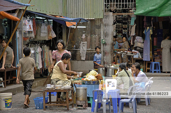 Mittagspause im Bogyoke Markt  Yangon  Myanmar  Burma