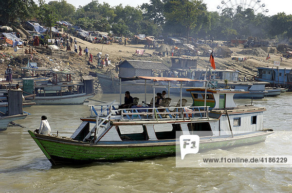 Harbour scene at river Irrawaddy  Mandalay  Myanmar  Burma