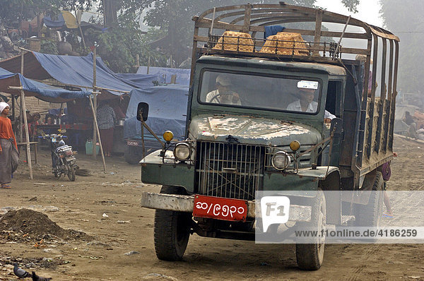 Hafenszene im Frachthafen von Mandalay Myanmar Burma