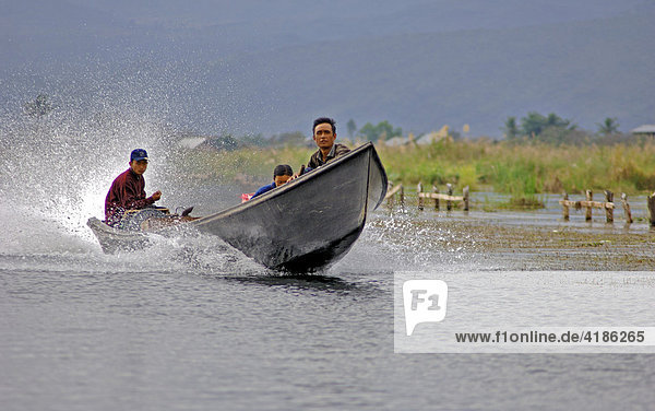 Motorboot auf dem Inlesee  Myanmar  Burma