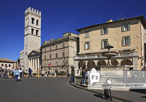 Kirche Santa Maria sopra Minerva und Marktplatz Piazza del Comune  Assisi  Umbrien  Italien