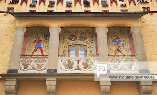 Fresken im Schlosshof von Schloss Hohenschwangau  Schwangau  bei Füssen  Bayern  Deutschland