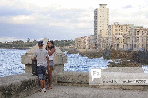Einheimisches Paar an der Promenade am Malecon  Havanna  Kuba