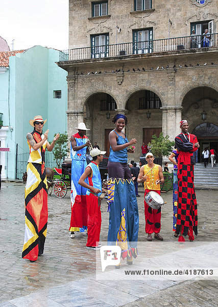 Maskierte Stelzenläufer  Karneval in Havanna  Kuba  Karibik
