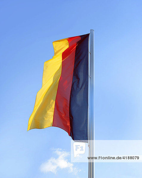 Deutsche Fahne weht im Wind