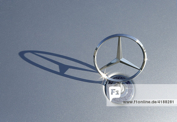 Mercedes-Stern auf Motorhaube