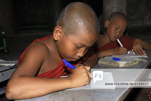 Jungmönche beim Lernen  Mandalay  Myanmar  Südostasien