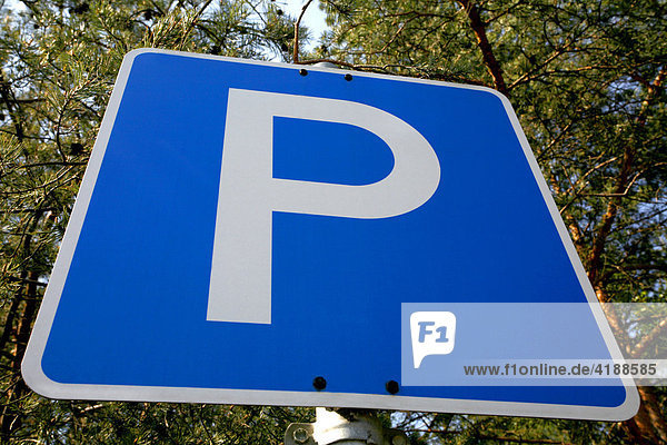Sign: parking lot
