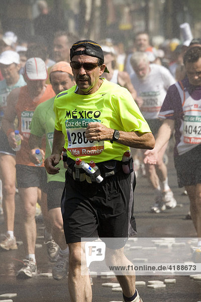 Mann/Teilnehmer beim Marathonlauf am 15. April 2007  Paris  Frankreich