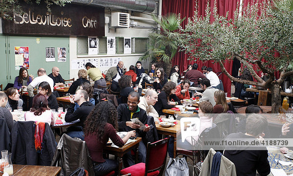 Gäste im Cafe Bellevilloise im Quartier Menilmontant  Paris  Frankreich