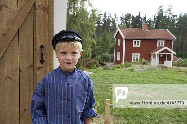 Verkleideter Junge als Michel vor dem Wohnhaus und Drehort für die Michelfilme von Astrid Lindgren in KATTHULT/GIBBERYD  Schweden