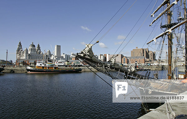 Liverpool  GBR  22.08.2005 - Blick vom Albert Dock in Liverpool hin zum Port of Liverpool Building  dem Cunard Building und zum Royal Liver Building  im Vordergrund liegt die 110 Fuss lange Brigantine ZEBU.