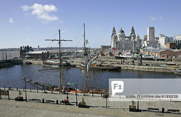 Liverpool  GBR  22.08.2005 - Blick vom Albert Dock in Liverpool hin zum Port of Liverpool Building  dem Cunard Building und zum Royal Liver Building  im Vordergrund liegt die 110 Fuss lange Brigantine ZEBU.