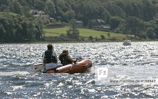 Coniston  GBR  21.08.2005 - Ein Schlauchboot ist auf dem Coniston Water  einem der beiden grossen Seen im Lake District unterwegs.