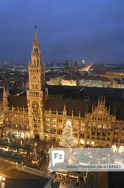 Munich  GER  06. Dec. 2005 - Nightshot of the New Townhall (Neues Rathaus) with christmas market at Marienplatz in Munich