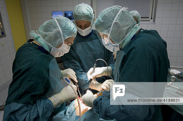 Ein OP-Team der Sana-Klinik Muenchen-Sendling setzt einer Patientin mittels einer neu entwickelten  minimal invasiven Operationsmethode  ein kuenstliches Hueftgelenk ein.