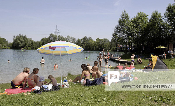 Woerth  DEU  29.05.2005 - Menschen geniessen die ersten warmen Sommertage am Badesee Wiflinger Weiher bei Woerth in der Naehe von Muenchen.
