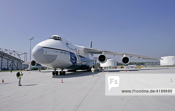 Muenchen  DEU  30.08.05 – Eine russische Antonov 124 steht auf dem Flugfeld des Flughafens Muenchen. Die An 124 ist das zweitgroesste Transportflugzeug der Welt und kann mehr als 150 Tonnen Gewicht aufnehmen.