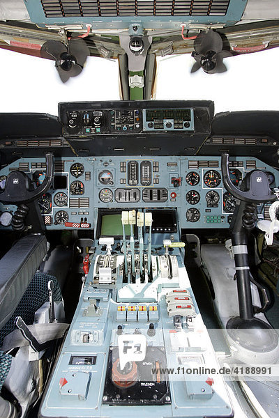 Muenchen  DEU  30.08.05 – Cockpit einer russischen Antonov 124. Die An 124 ist das zweitgroesste Transportflugzeug der Welt und kann mehr als 150 Tonnen Gewicht aufnehmen.