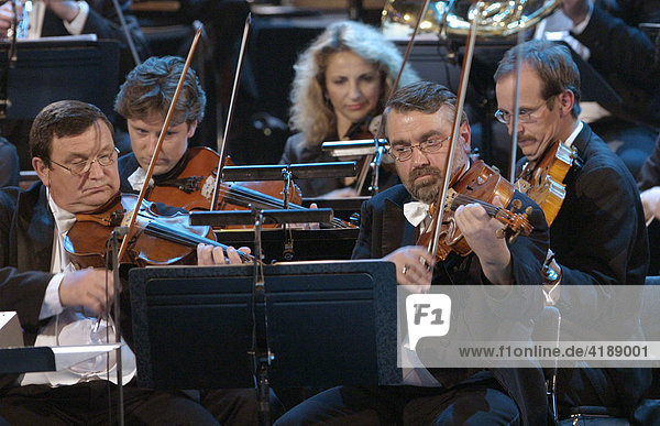 Muenchen  DEU  09.11.2005 - Die Hofer Symphoniker  aufgenommen bei der Aufzeichnung der TV-Show EINE GROSSE NACHTMUSIK  die das ZDF am Freitag (18.11.2005) um 22:15 Uhr ausstrahlt.