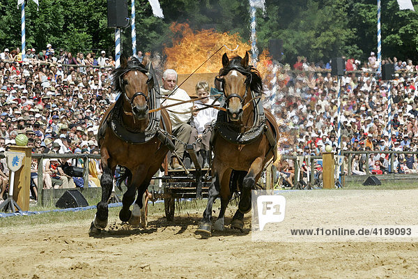 Kaltenberg  DEU  03.07.2005 - Darsteller fahren auf einem Pferdewagen mit brennendem Stroh beim Kaltenberger Ritterturnier. Die Ritterspiele werden vor der historischen Schlossanlage des Ortes aufgefuehrt.