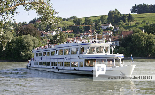 Fahrgastschiff GISELA auf der Inn bei Passau  Bayern  Deutschland