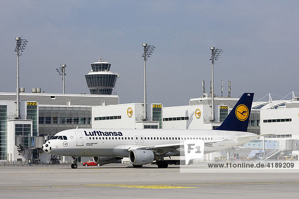 Die Maschine der Lufthansa vom Typ Airbus A 320-200 mit dem Namen Buxtehude rollt auf dem Münchner Flughafen. München  Bayern  Deutschland