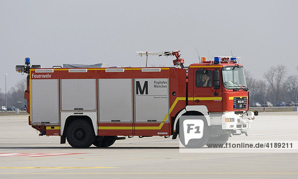 Fahrzeug der Flughafenfeuerwehr vom Typ MAN FE 19.410 am Münchner Flughafen. München  Bayern  Deutschland