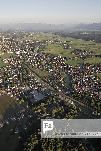Luftaufnahme der Gemeinde Bruckmühl mit dem Fluss Mangfall Bayern Deutschland