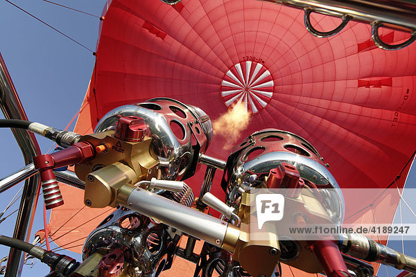 Gasbrenner heizt die Hülle eines Heissluftballons auf.