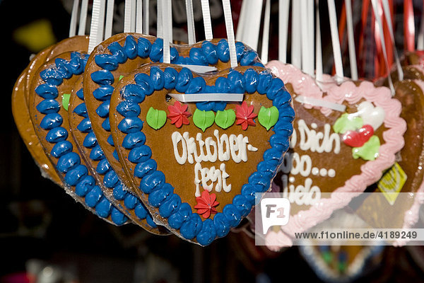 Lebkuchenherzen auf dem Oktoberfest in München Bayern Deutschland