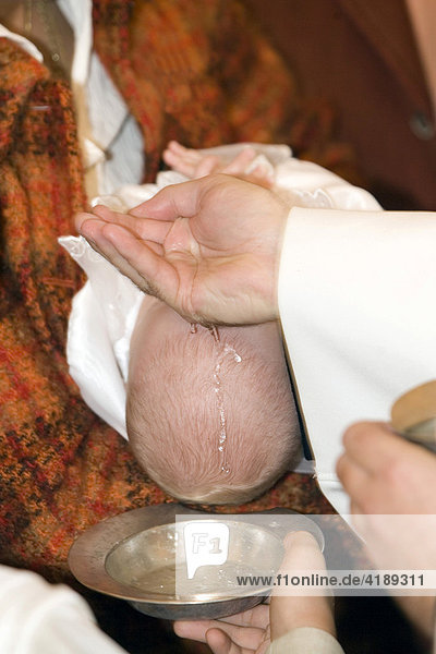 Ein Kind wird getauft
