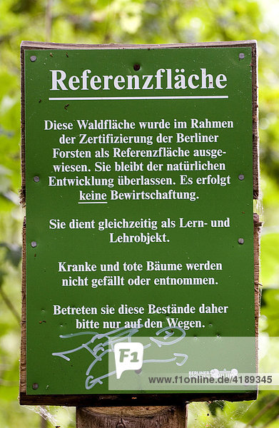 Eine Schild im Naturschutzgebiet am Müggelsee in Berlin  Deutschland  Europa