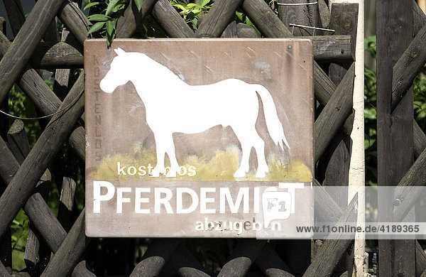 Verkaufsschild für Pferdemist an einem Zaun in der Pferdehochburg in Lübars  Berlin  Deutschland  Europa