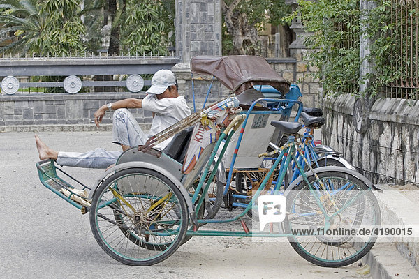Ruhender Cyclofahrer in Nha Trang  Vietnam  Asien