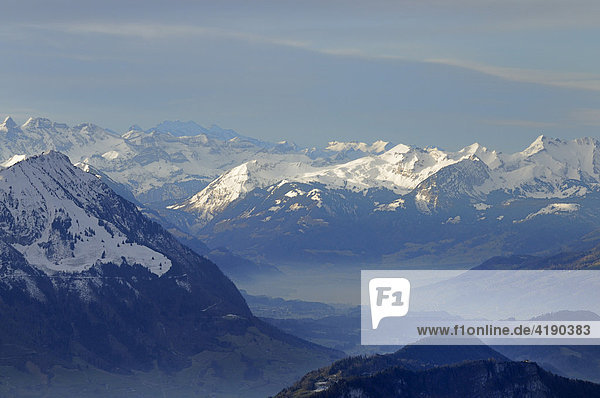 Sicht vom Rigi in die Schneebedeckten Zentralschweizer Alpen  Kanton  Schwyz  Schweiz
