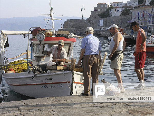 Hafen im Hauptort Hydra  Fischer verkauft seinen Fang frisch vom Boot Hydra Saronische Insel Griechenland