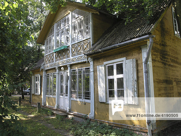 Holzvilla aus dem 19. Jh. im einst noblen Ostsee-Badeort Jurmala bei Riga Lettland