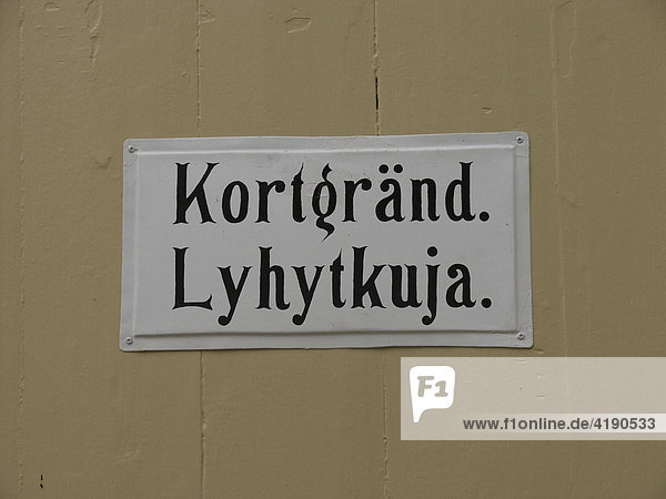Schwedisch-finnisches Straßenschild in der Altstadt von Lovisa im zweisprachigen Süden Finnlands