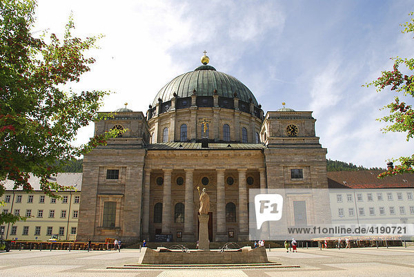Dom St. Blasius mit einer der größten Kirchenkuppeln Europas - St. Blasien Schwarzwald Baden Württemberg Deutschland