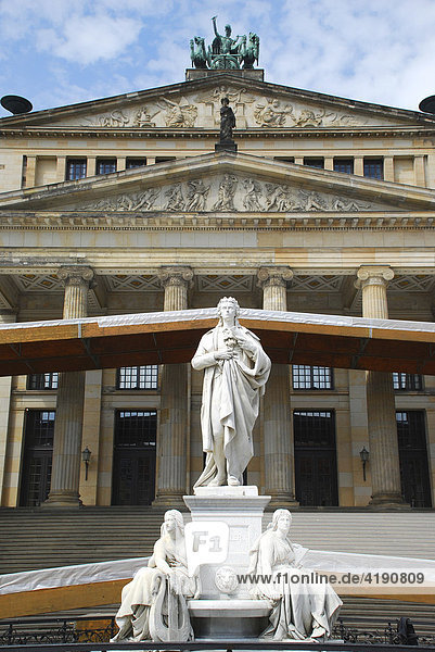 Schillerstatue vor dem Schauspielhaus (Konzerthaus) am Gendarmenmarkt Berlin Deutschland