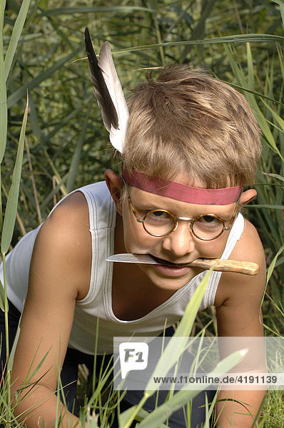 Junge beim Indianerspielen