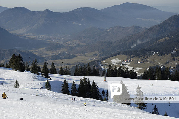 Skigebiet Sudelfeld mit Blick ins schneefreie Leitzachtal  Bayerische Alpen  Deutschland  Europa
