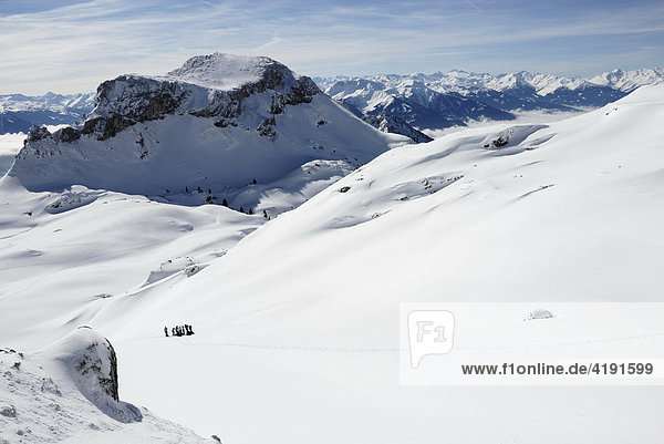 Skitourengeher bei der Rast im Rofangebirge  hinten Alpenhauptkamm  Tirol  Österreich  Europa