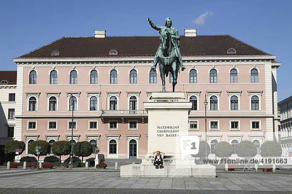 Wittelsbacher Platz  Reiterstandbild Maximilian Kurfürst von Bayern  Siemens Konzernzentrale  München  Bayern  Deutschland