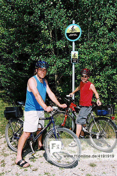 Fahrradfahrer  SWM Radlweg  M-Wasserweg