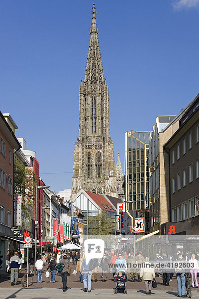 Ulm  Hirschgasse - beliebte Einkaufsstraße mit Blick auf das Ulmer Münster