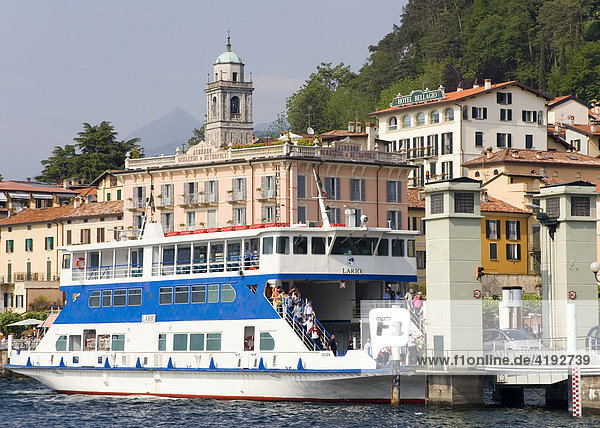 Ein Fährschiff bringt Touristen und Autos nach Bellagio  Comer See  Lombardei  Italien